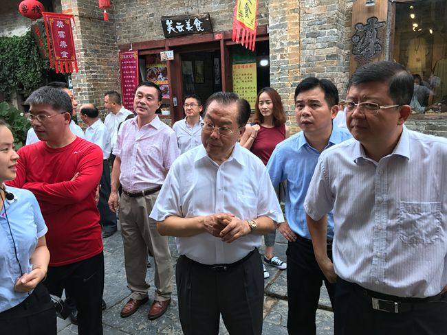 張學(xué)武董事長考察廣西賀州旅游項目（圖）