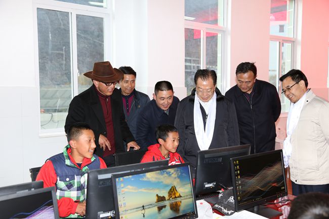 10、張學武董事長一行在集團捐助的德欽縣“希望之星”電腦室考察，并饒有興致地教授學生使用搜索引擎_副本.jpg