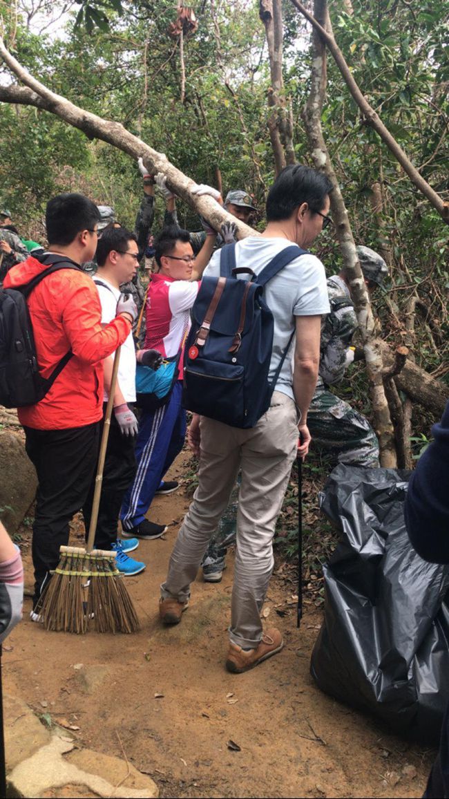 集團職工聯誼會參與清理麥理浩徑合力為風災善后（圖）