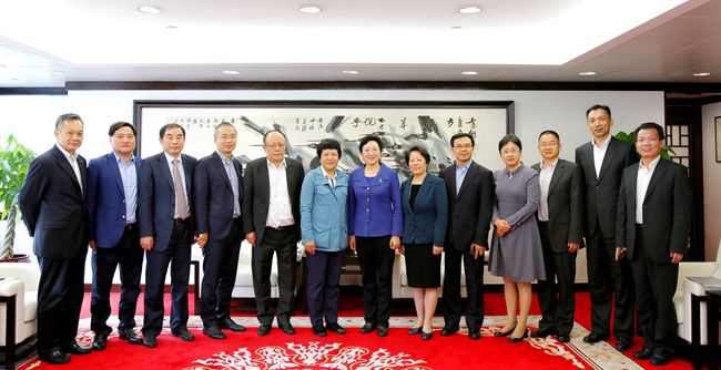 集團(tuán)總經(jīng)理姜巖會(huì)見(jiàn)上海市青浦區(qū)區(qū)委書記趙惠琴一行（圖）