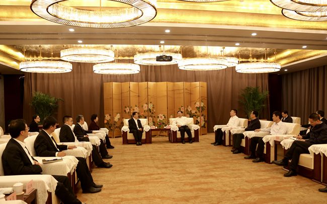 集團(tuán)領(lǐng)導(dǎo)與陝西省政府胡和平省長舉行會談（圖）