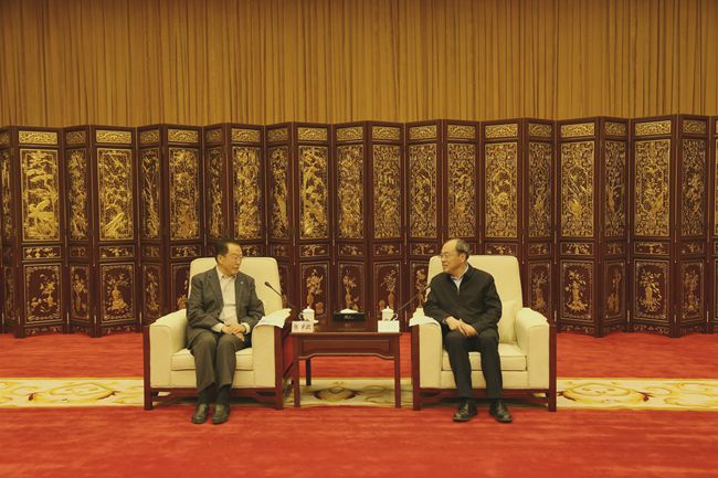 集團(tuán)主要領(lǐng)導(dǎo)與雲(yún)南省政府領(lǐng)導(dǎo)舉行會談並簽署戰(zhàn)略合作框架協(xié)議（圖）