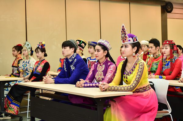 集團(tuán)各級企業(yè)積極組織員工觀看“兩會”（圖）