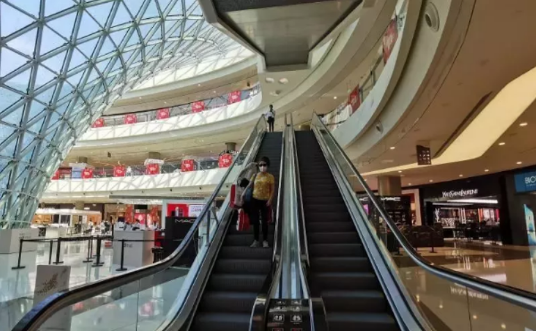 【中國(guó)免稅人在行動(dòng)?一線直擊篇】之十一：這家店恢復(fù)營(yíng)業(yè)，吸引超過1億人在線看直播！