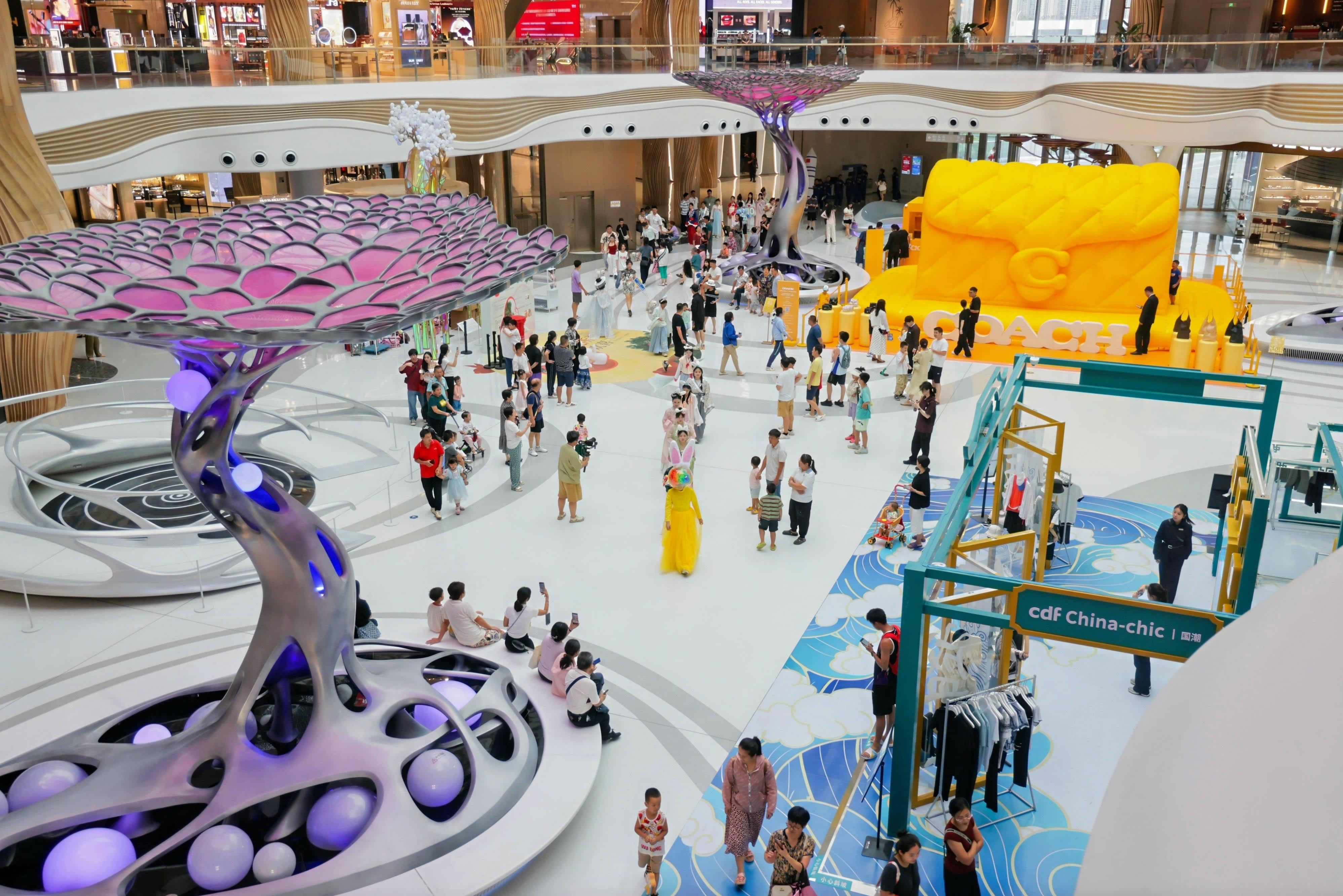 繽紛活動(dòng)迎國(guó)慶，中免集團(tuán)海南門(mén)店引領(lǐng)“免稅+”消費(fèi)風(fēng)潮